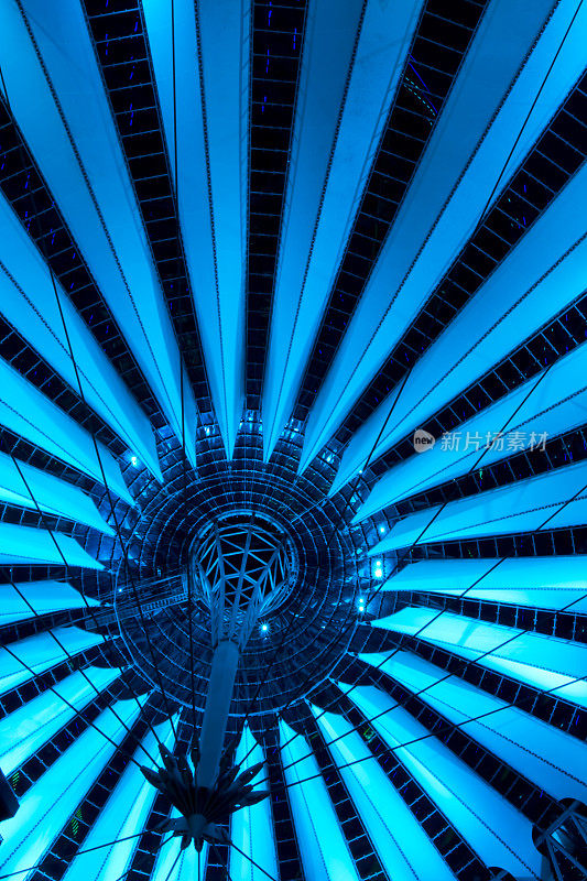 《夜晚的抽象屋顶》，索尼中心，波茨坦广场，柏林