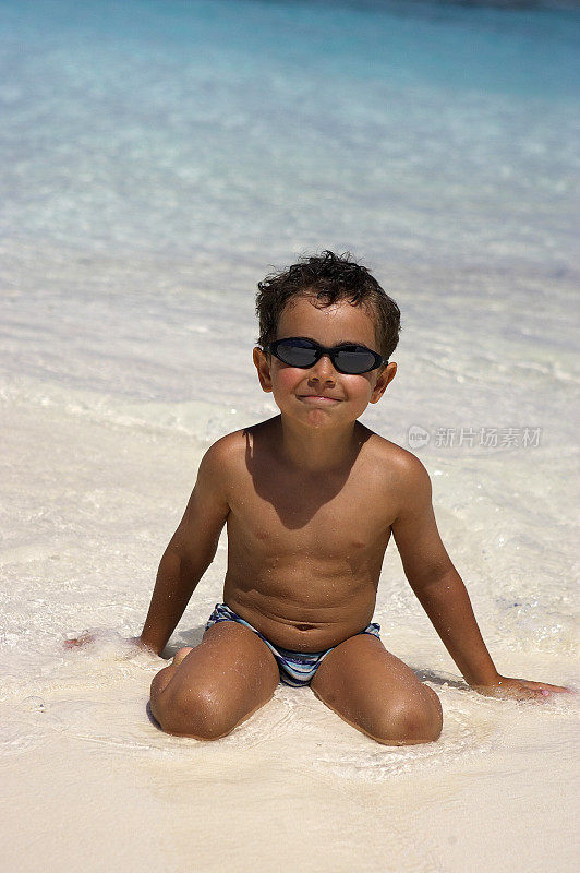 男孩在海滩上微笑度假