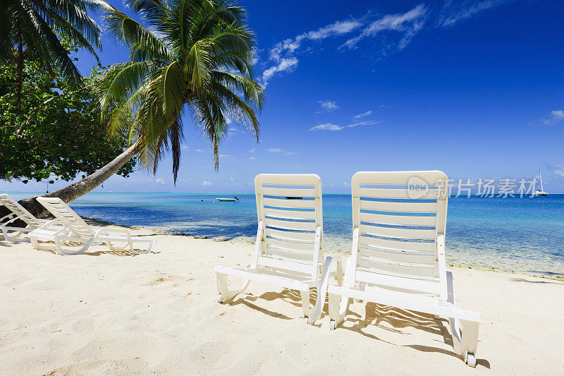 放松的热带假日躺椅在海滩