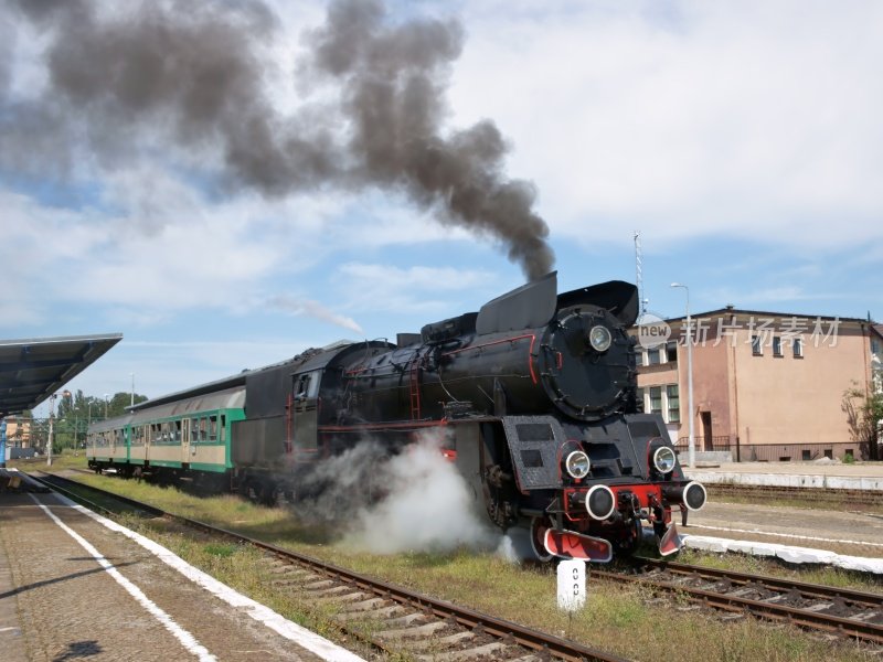 铁路，蒸汽机车和货车，火车离开车站