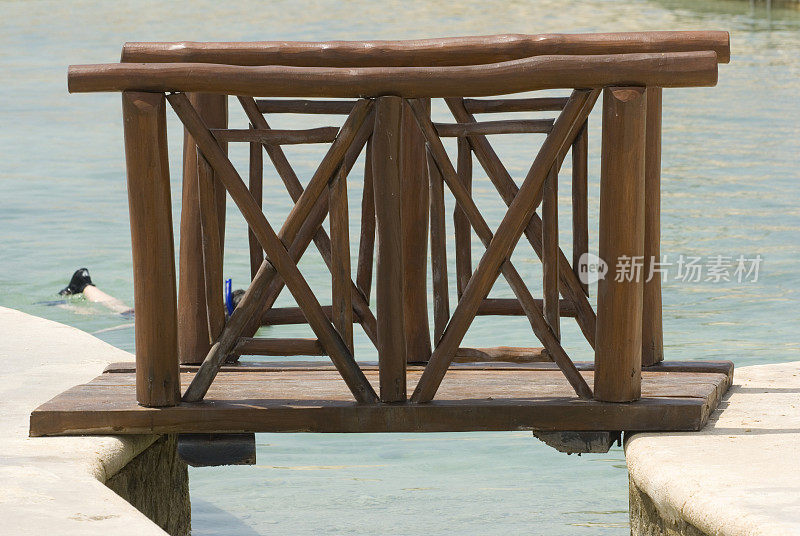 一座横跨水池运河的木桥