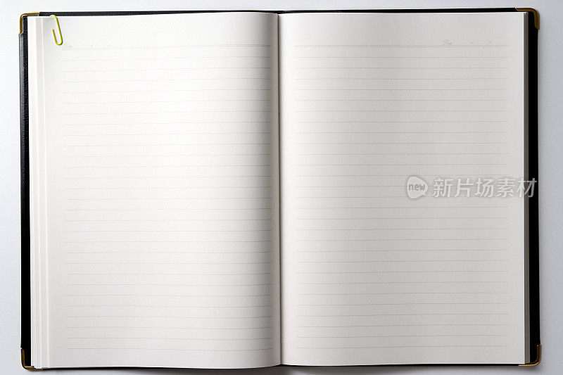 打开空白笔记本与回形针在白色的背景