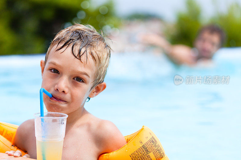 水池边的小男孩