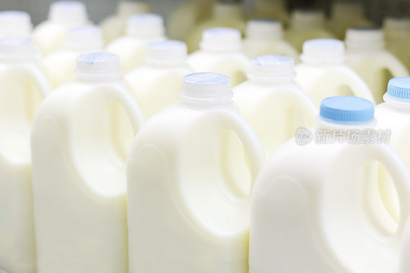 工厂生产线上的塑料瓶牛奶