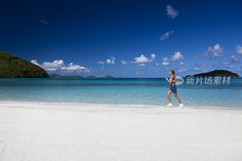 在加勒比海海滩慢跑的女人