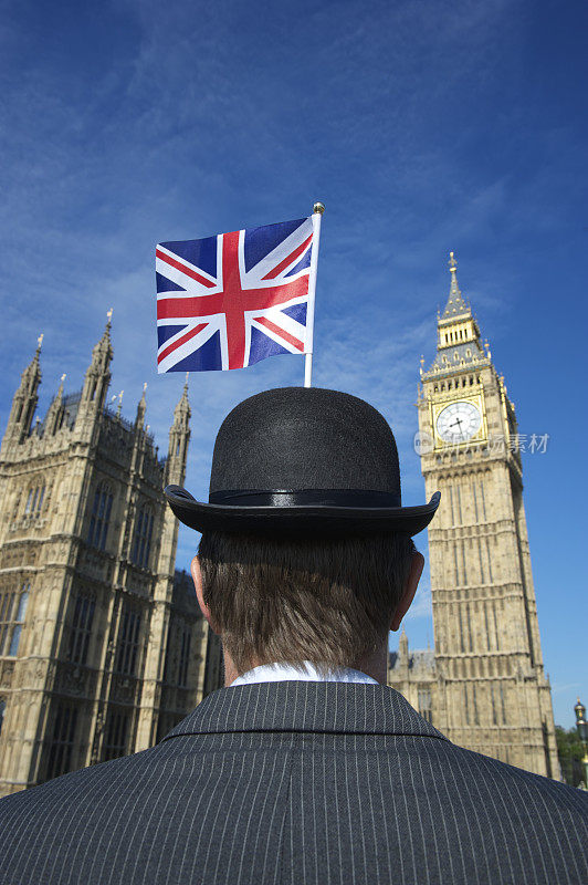 戴着英国国旗圆顶礼帽的男子，伦敦大本钟