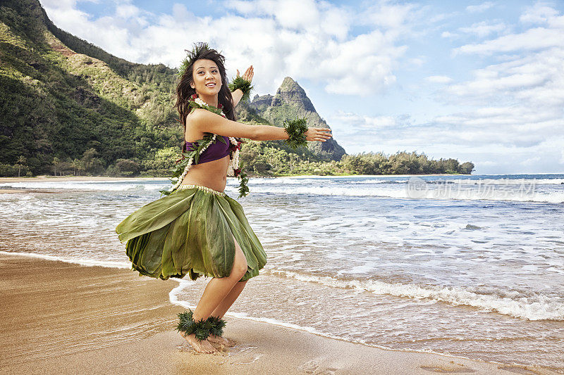 海滩上的夏威夷草裙舞