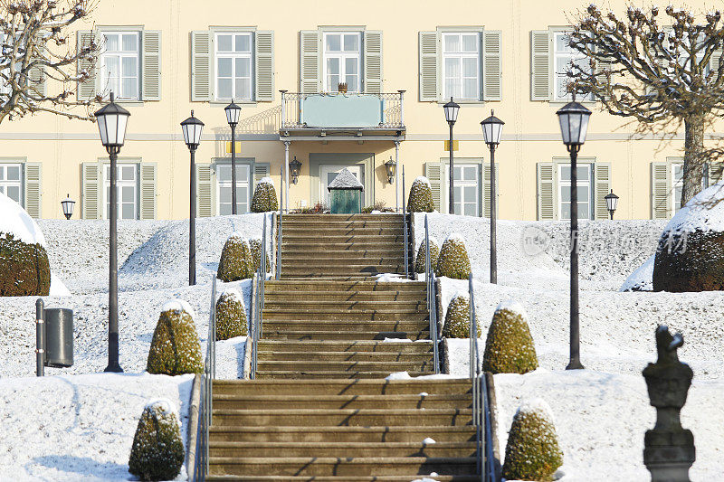 冬季步行道到楼梯和公园别墅雪冰德