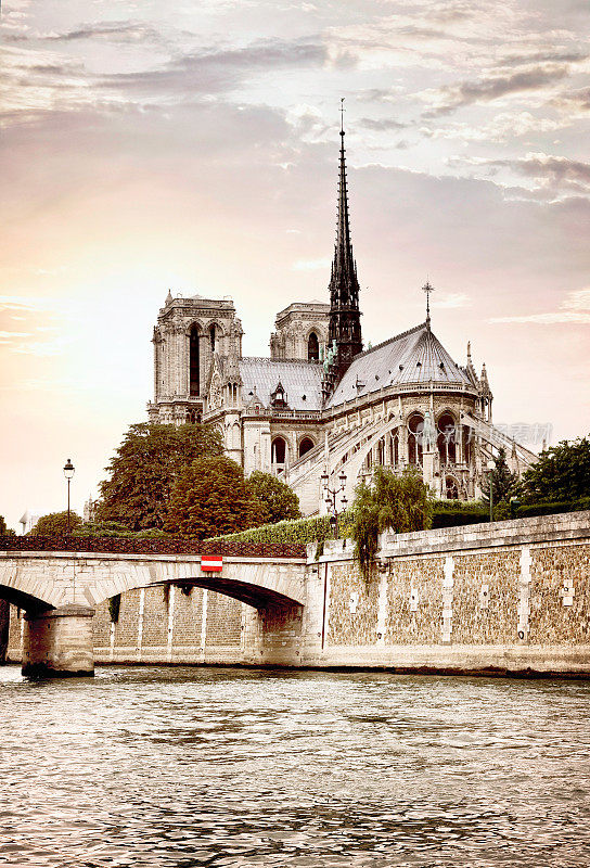 巴黎圣母院后视图与塞纳河垂直