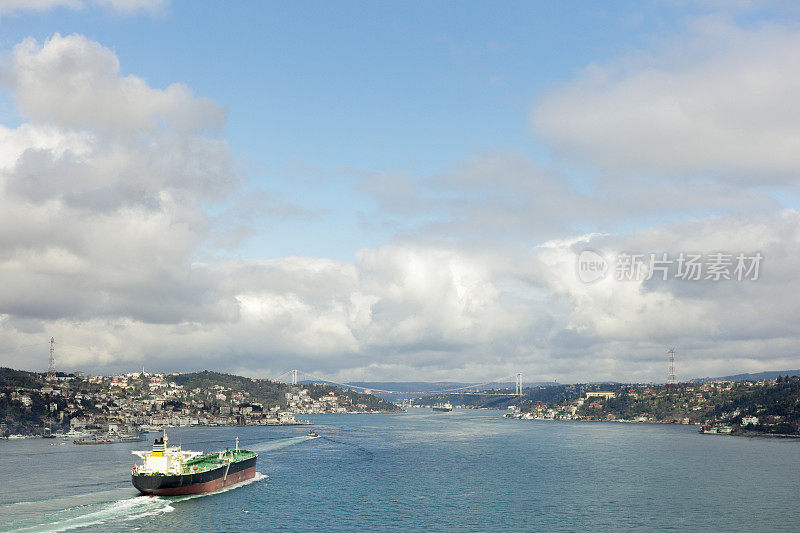 一艘大型油轮正经过土耳其伊斯坦布尔的博斯普鲁斯海峡
