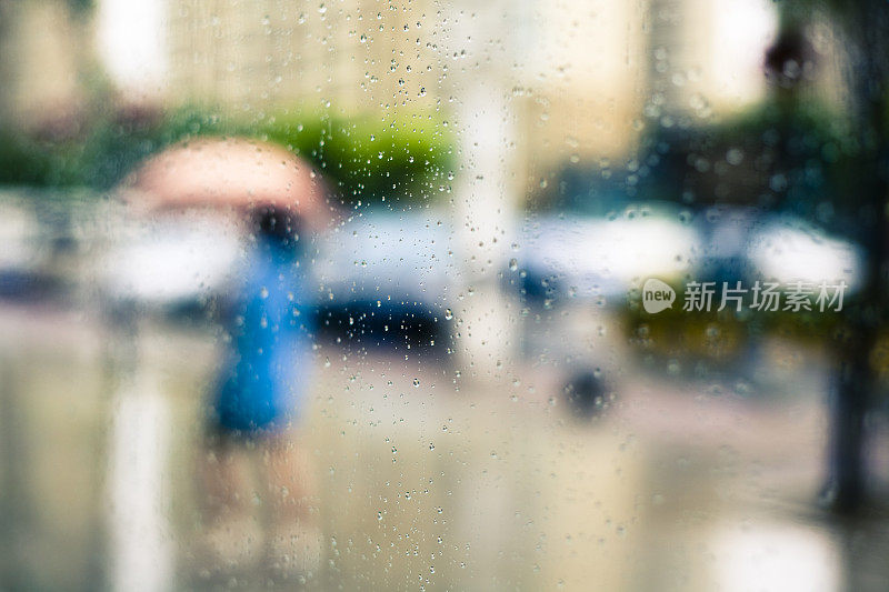 雨中的城市透过窗户