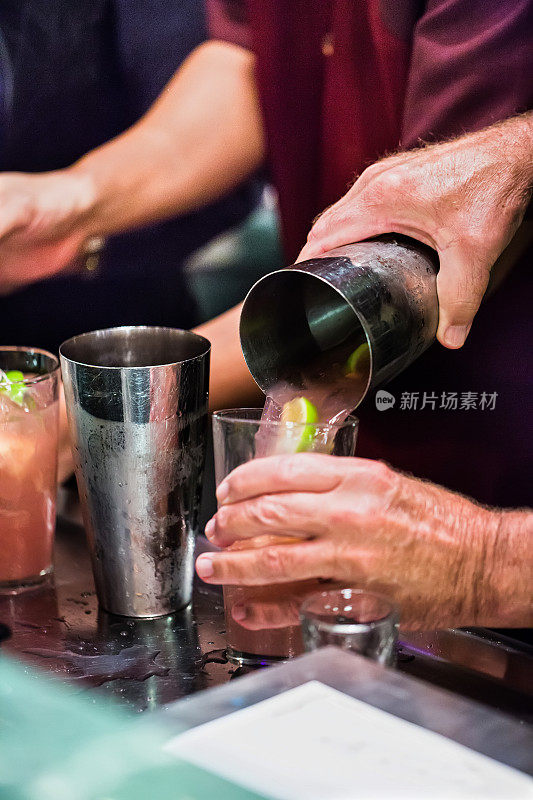 为新年前夜的假日聚会调配酒精饮料