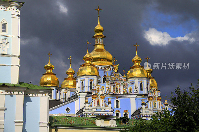 基辅圣迈克尔金色修道院的金色圆顶，乌克兰