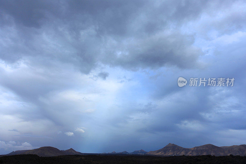 景观上的暴风雨云