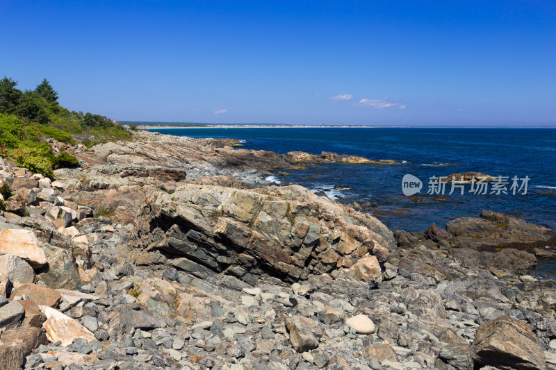 边缘方式岩石，海洋和蓝天，缅因州，新英格兰。