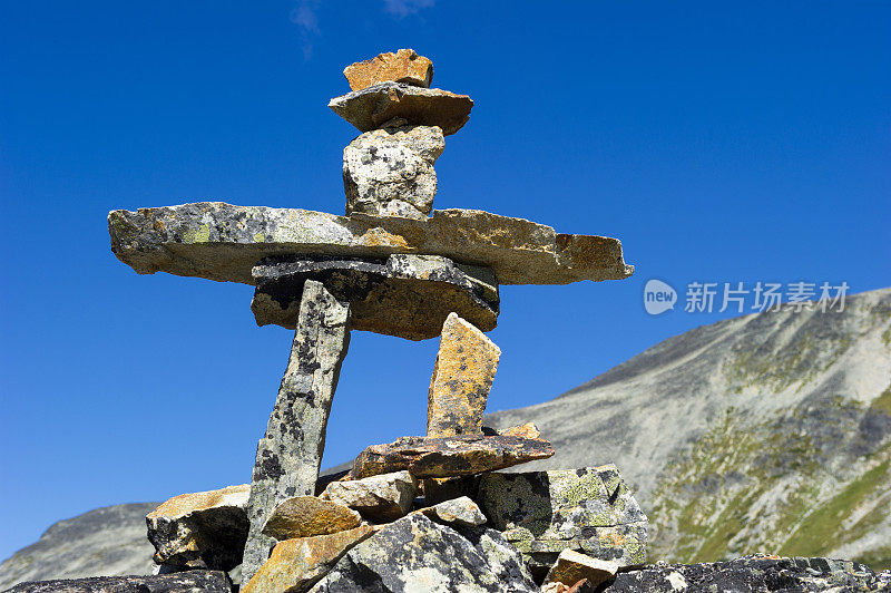 蓝天下岩石的低角度视图