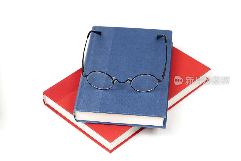 孤立书籍上的眼镜