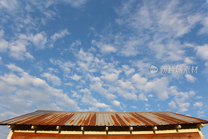 谷仓屋顶的天空