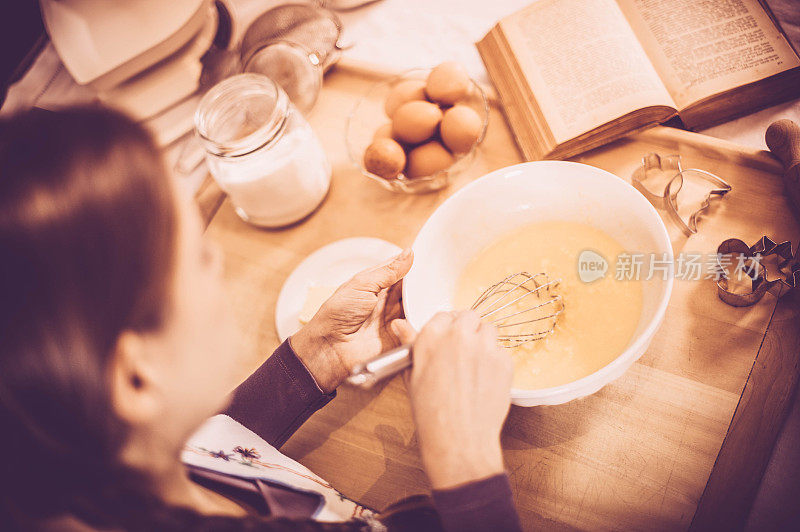 女人烤圣诞饼干