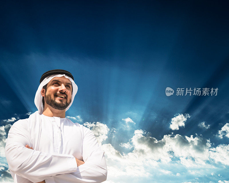 阿拉伯酋长肖像对着天空笑