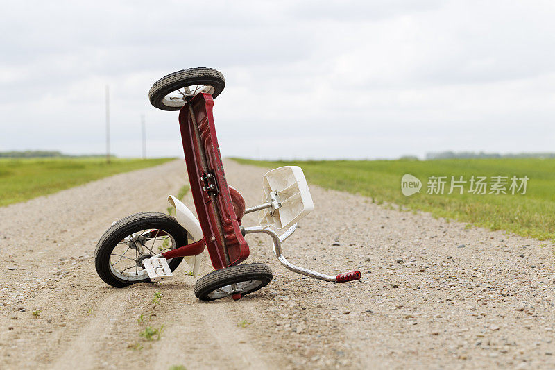 在乡村公路上打翻三轮车