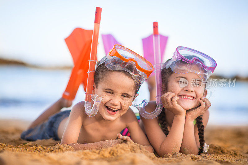 年轻的男孩和女孩在热带海滩上浮潜