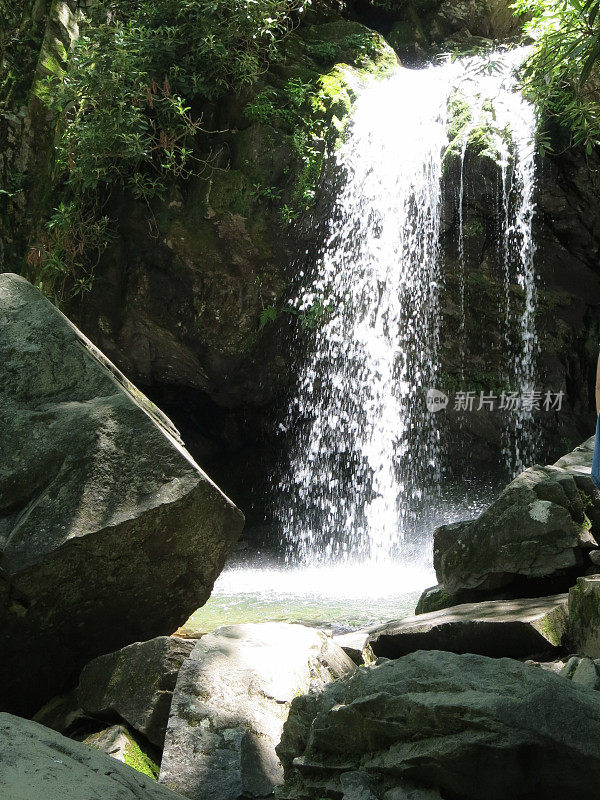 山洞瀑布徒步旅行小径瀑布，烟山国家公园，田纳西州