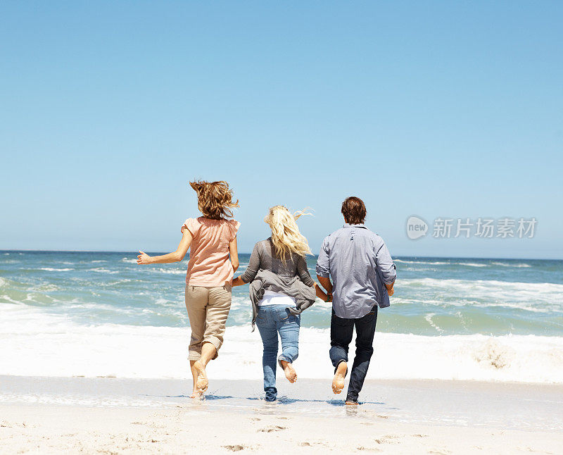 一家人跑向海边的水