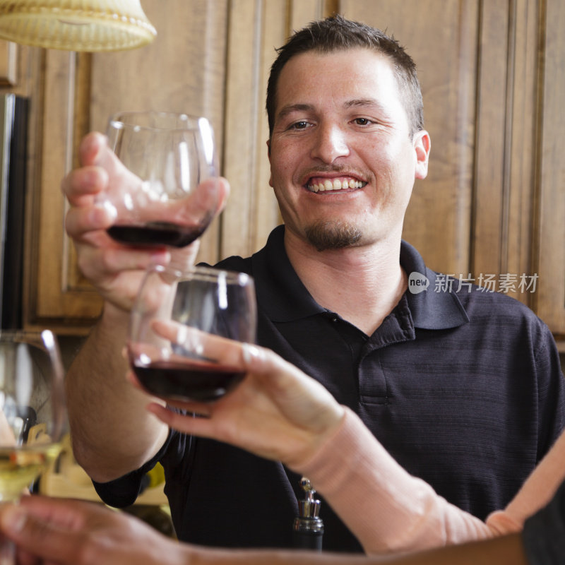 拿酒杯的男人