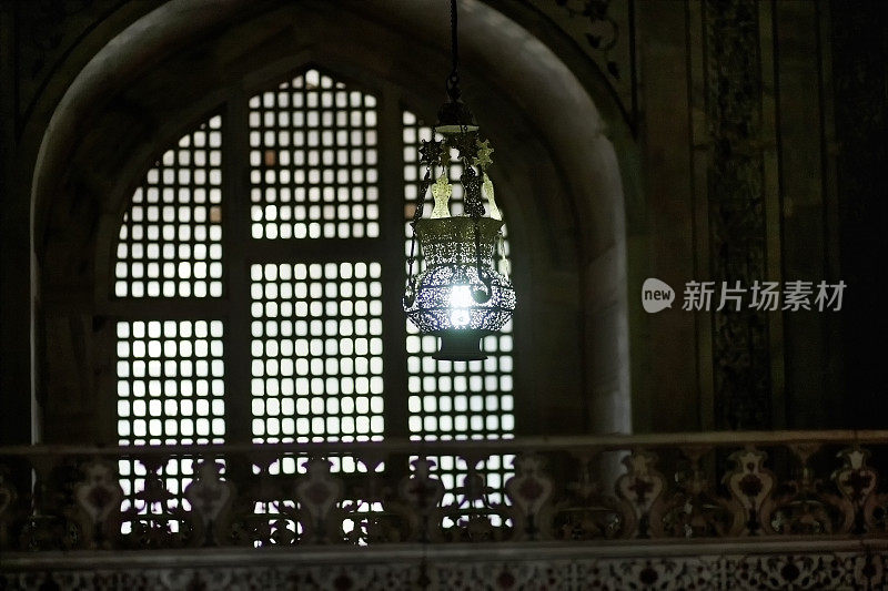 内部窗口查看泰姬陵在阿格拉，印度