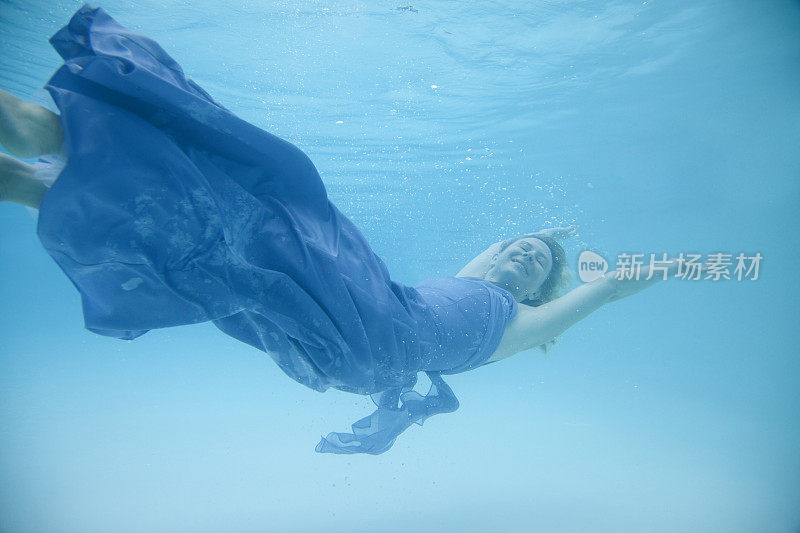 一个穿着裙子游泳的年轻女子