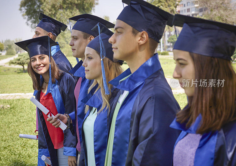 学生在毕业礼服持有文凭的观点