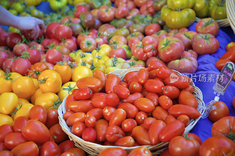 农贸市场上五颜六色的西红柿