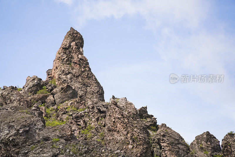 日本北海道臼山活火山上的坐佛岩