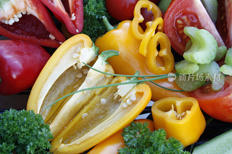 甜椒夏季沙拉，用欧芹、芹菜、蕃茄和香葱装饰