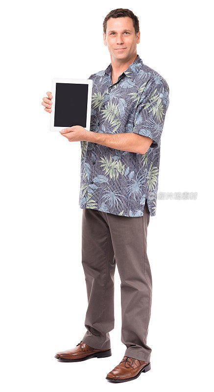 穿着休闲的男人与数字平板电脑孤立的白色背景