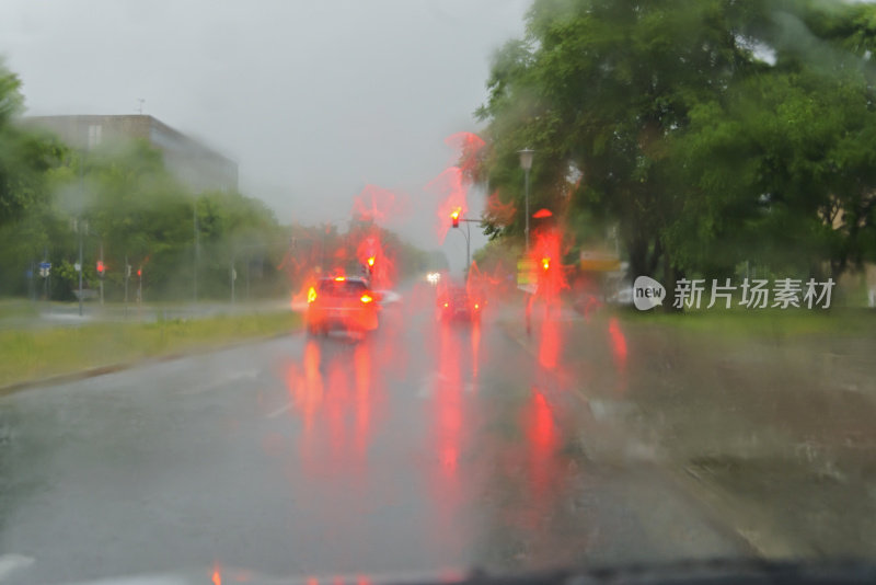 在大雨中开车