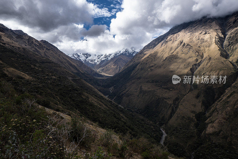 秘鲁萨尔坎泰小径安第斯山脉景观