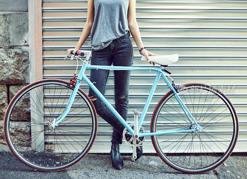低段女子站着自行车
