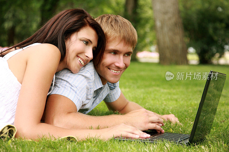 年轻幸福的夫妇和笔记本电脑