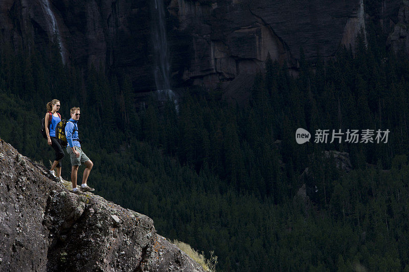 徒步旅行者可以俯瞰山谷