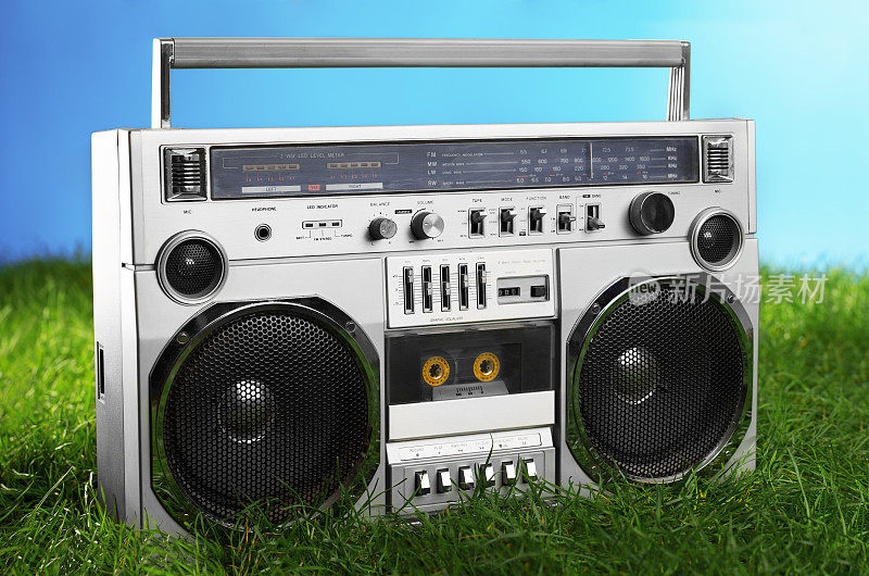20世纪80年代绿色草地上的银色收音箱