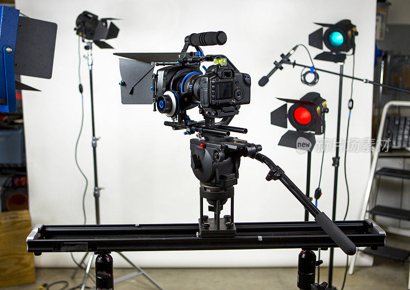 视频相机滑块与单反设备和灯光