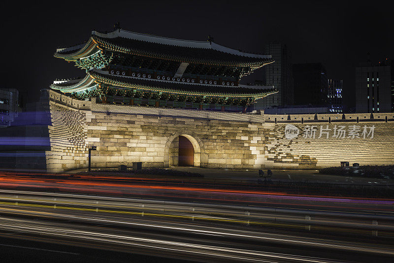 韩国首尔南大门的交通灯在夜晚呼啸而过