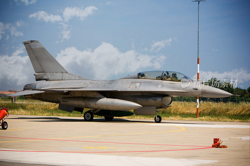 F16准备起飞