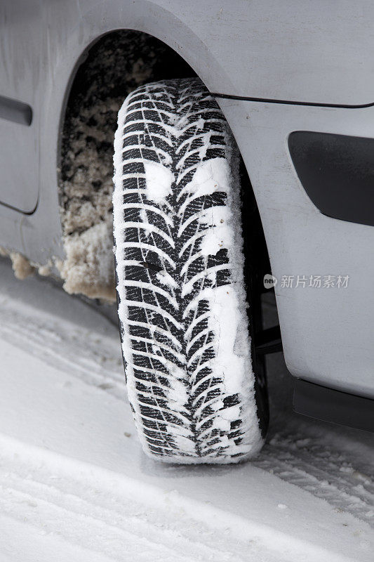 冬天的轮胎-雪地里的轮胎。危险驾驶条件。