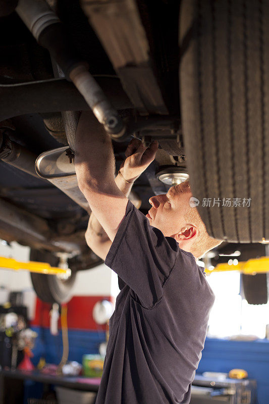 机械师在修理一辆汽车