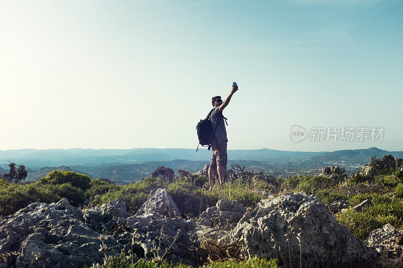 背包游客在山上自拍