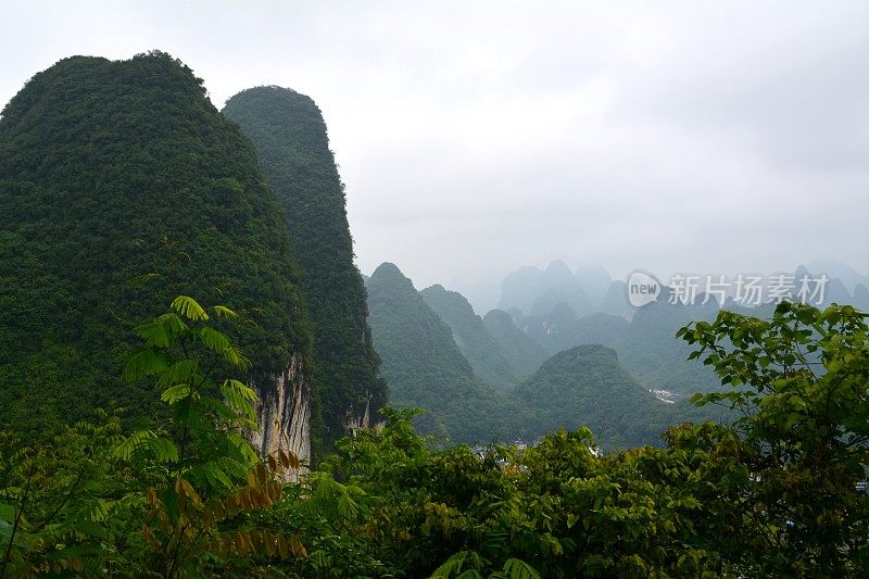 广西阳朔月亮山的喀斯特景观