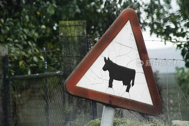 牛只警告路标